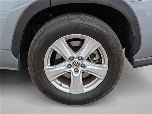 Used 2023 Toyota Highlander LE image 3