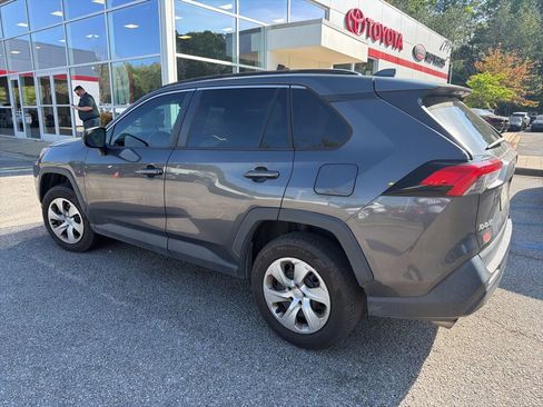 Used 2019 Toyota RAV4 LE image 2