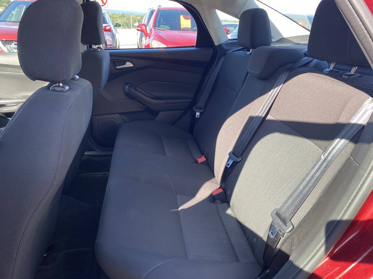 Used 2015 Ford Focus SE FWD image 16