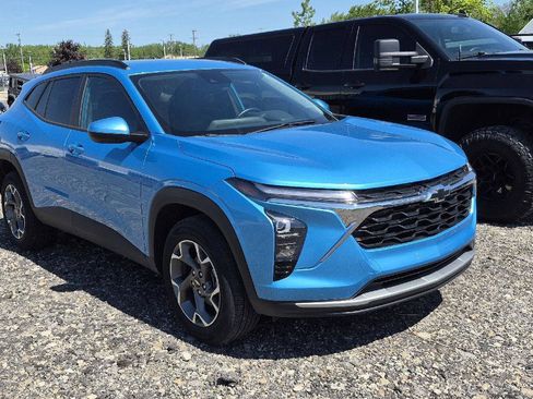 Used 2025 Chevrolet Trax LT w/ Driver Confidence Package FWD image 2