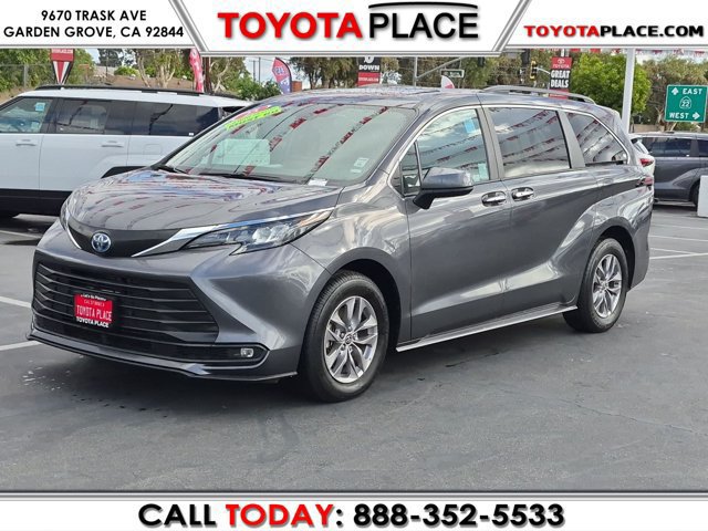 Used 2025 Toyota Sienna XLE FWD image 1