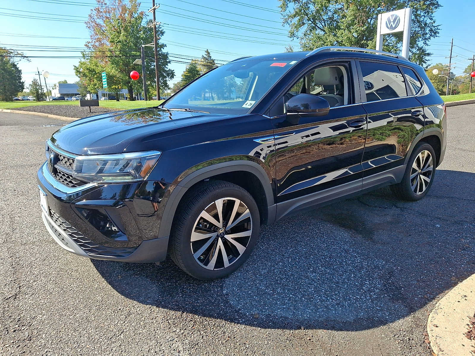 Used 2024 Volkswagen Taos SE w/ Panoramic Sunroof Package FWD image 3