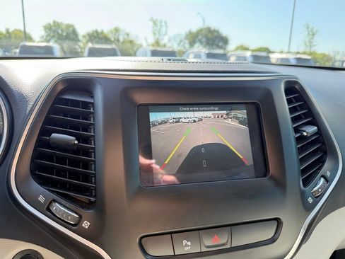 Used 2020 Jeep Cherokee Latitude Plus FWD image 16