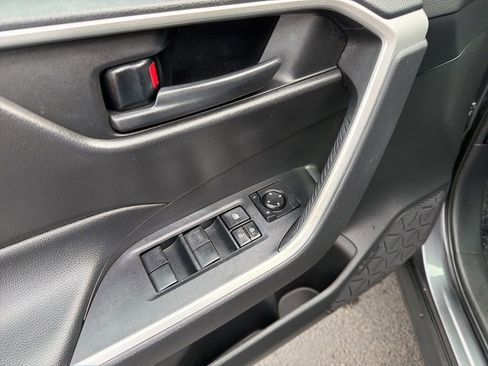Used 2021 Toyota RAV4 LE AWD/4WD image 21