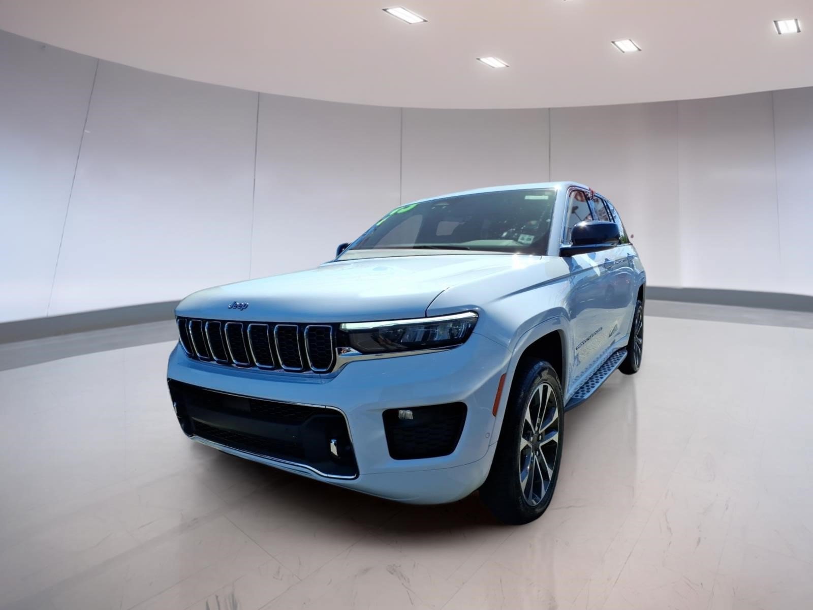 Used 2023 Jeep Grand Cherokee Overland AWD/4WD image 2