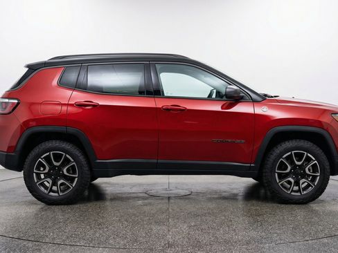 Used 2025 Jeep Compass Trailhawk image 11