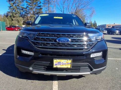 Certified 2022 Ford Explorer XLT w/ Equipment Group 202A image 3