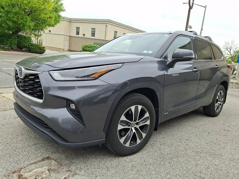 Used 2021 Toyota Highlander XLE AWD/4WD image 2