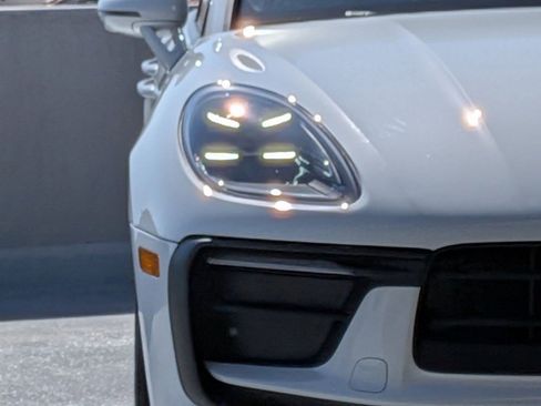 Certified 2024 Porsche Macan image 12