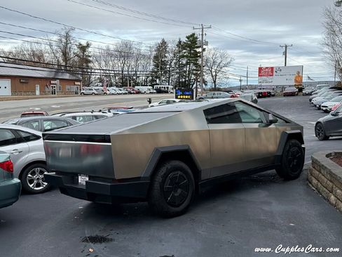 Used 2025 Tesla Cybertruck AWD Crew Cab image 9