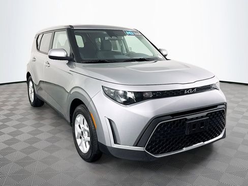Used 2025 Kia Soul LX w/ LX Technology Package image 3