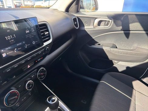 Certified 2025 Hyundai Venue SE image 28