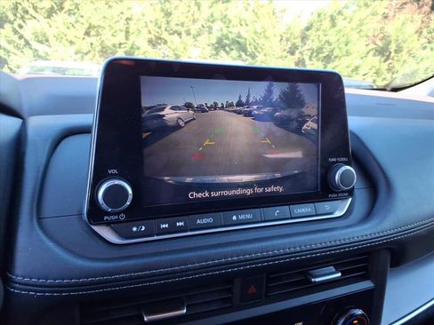 Used 2023 Nissan Rogue SV image 10