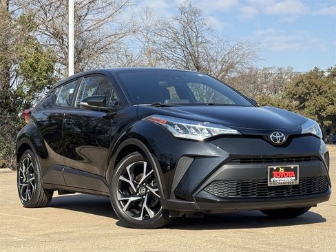 Used 2022 Toyota C-HR XLE image 2