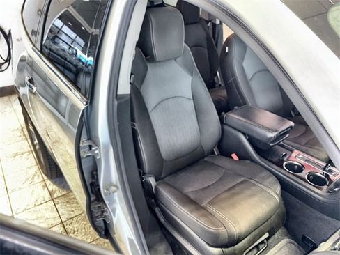Used 2017 Chevrolet Traverse LT image 25