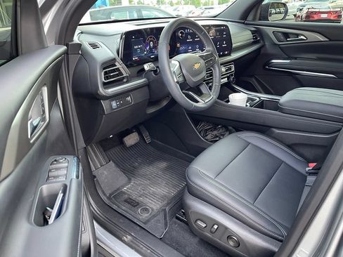 Used 2026 Chevrolet Traverse LT FWD image 5