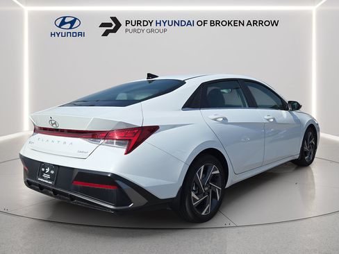 Certified 2025 Hyundai Elantra Limited FWD image 5