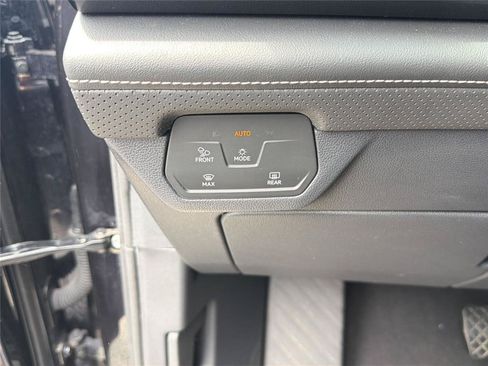 Used 2025 Volkswagen Atlas SE AWD/4WD image 12