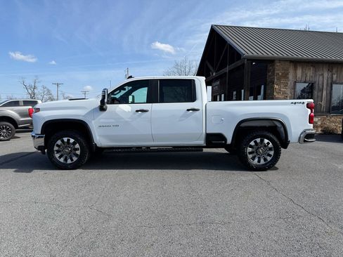 Used 2022 Chevrolet Silverado 2500 Custom w/ Custom Value Package image 3