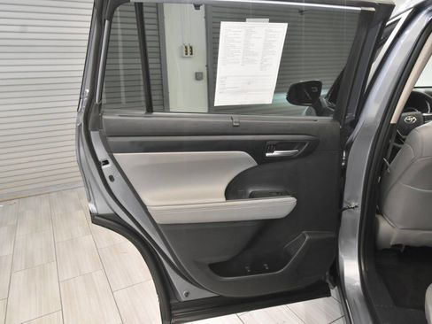 Used 2024 Toyota Highlander XLE image 18