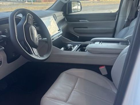 Used 2024 Jeep Wagoneer Series II w/ Flexible Seating Group image 5