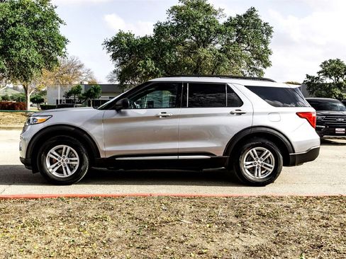 Used 2024 Ford Explorer XLT w/ Equipment Group 202A image 8