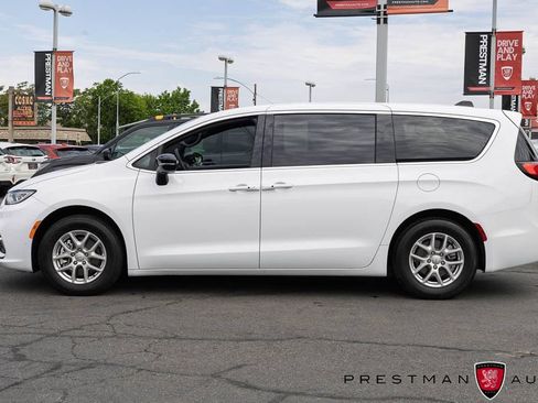 Used 2025 Chrysler Pacifica Select FWD image 15