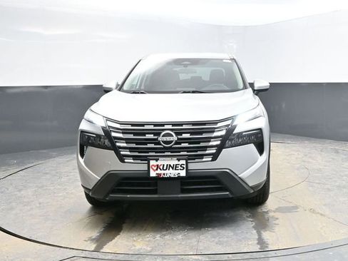 Used 2024 Nissan Rogue SV image 2