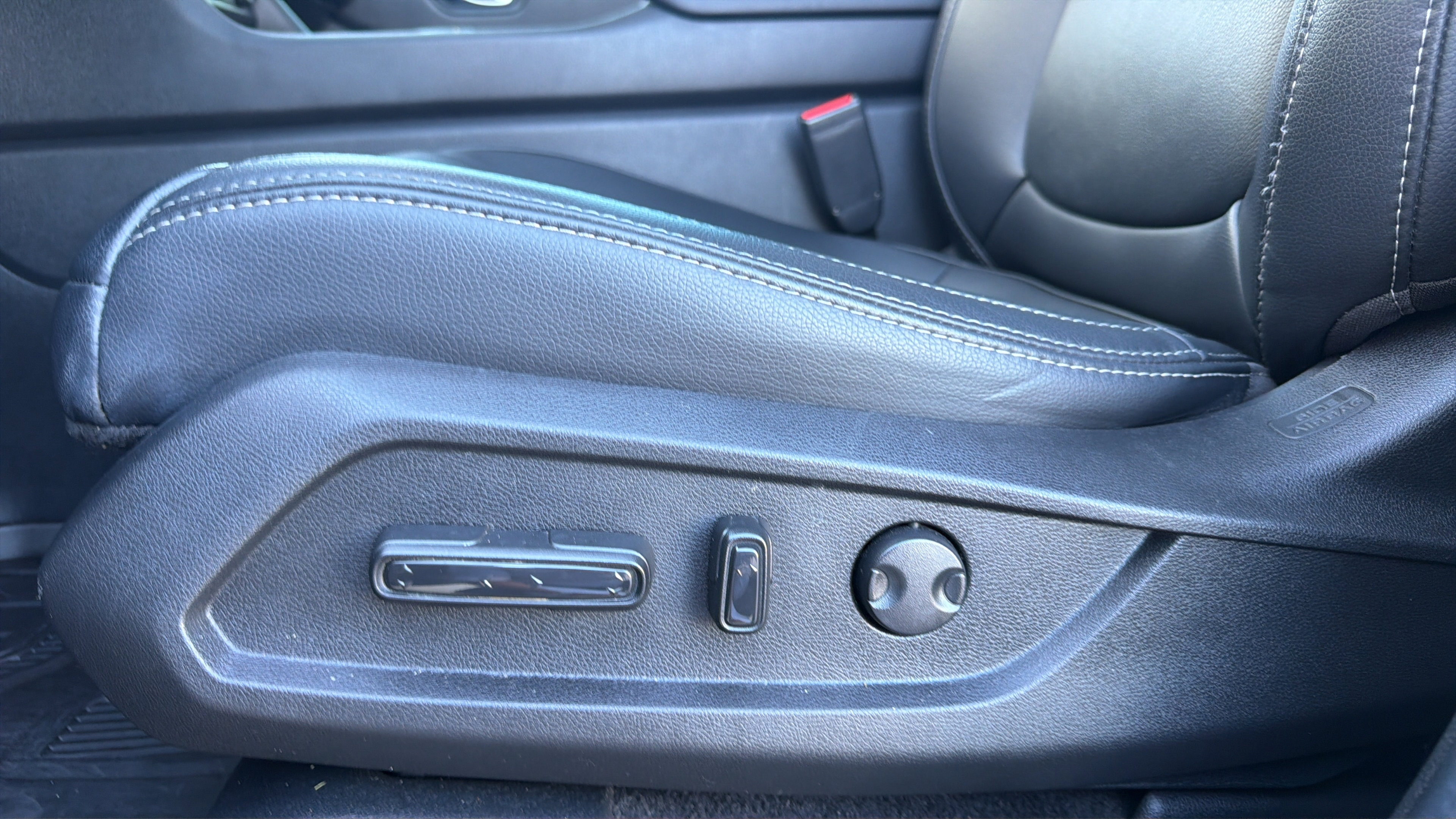 Used 2025 Honda Pilot Touring image 13