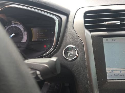 Used 2020 Ford Fusion SE FWD image 23