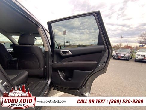 Used 2017 Nissan Pathfinder S image 16
