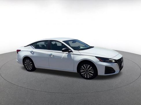 Used 2025 Nissan Altima 2.5 SV FWD image 2