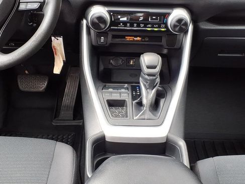 Used 2019 Toyota RAV4 LE FWD image 17