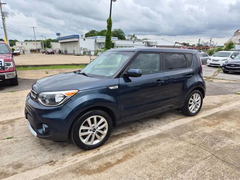 Used 2018 Kia Soul + FWD image 2