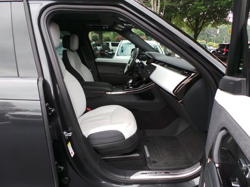 Used 2025 Land Rover Range Rover Sport Dynamic SE AWD/4WD image 43