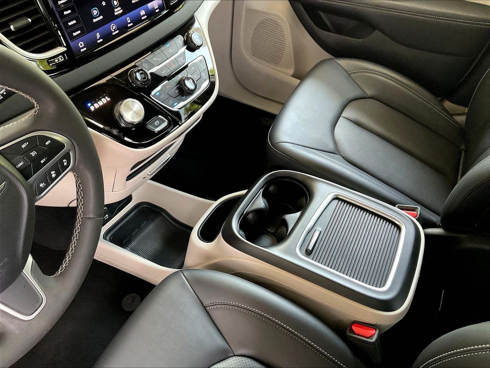Used 2024 Chrysler Pacifica Touring-L FWD image 17