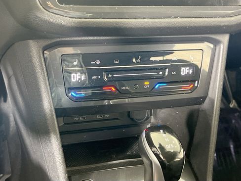 Used 2022 Volkswagen Tiguan SE image 15