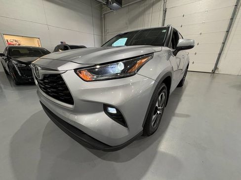 Used 2021 Toyota Highlander XLE AWD/4WD image 57