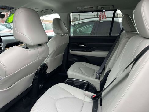 Used 2024 Toyota Grand Highlander AWD image 9