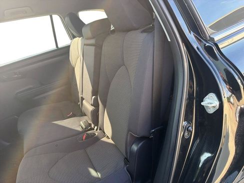 Used 2020 Toyota Highlander LE FWD image 8