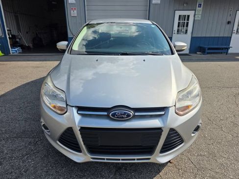Used 2014 Ford Focus SE w/ SE Sport Package FWD image 2