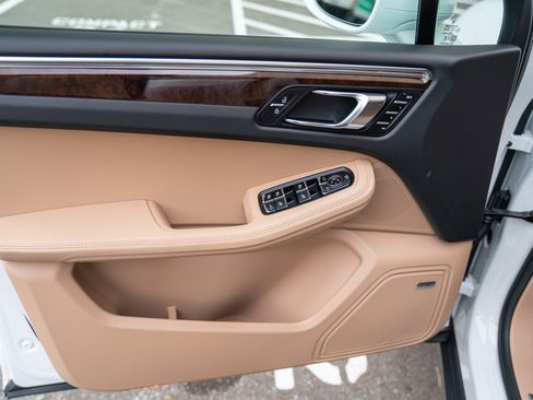 Used 2025 Porsche Macan image 10