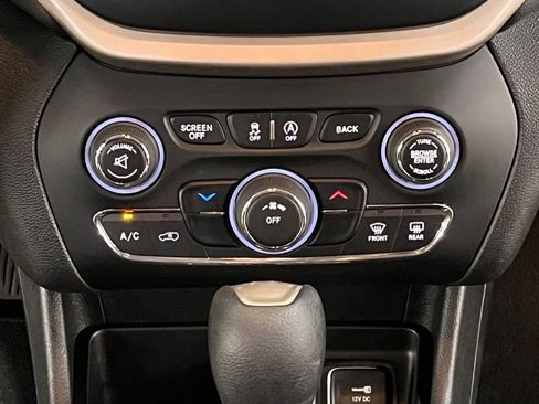 Used 2016 Jeep Cherokee Latitude FWD image 23