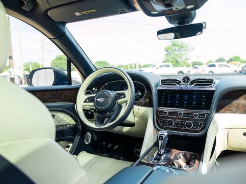 Used 2021 Bentley Bentayga AWD/4WD image 16