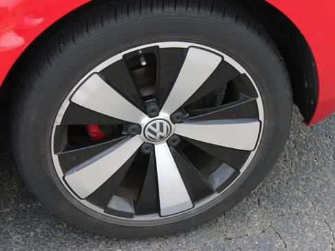 Used 2013 Volkswagen Beetle Turbo 60's Edition FWD image 16
