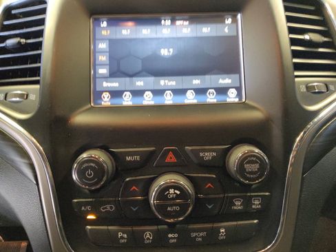 Used 2021 Jeep Grand Cherokee Laredo image 25