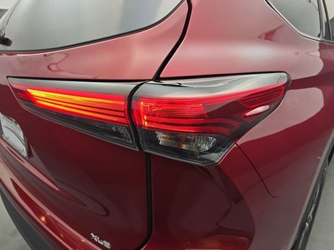 Used 2021 Toyota Highlander XLE image 19