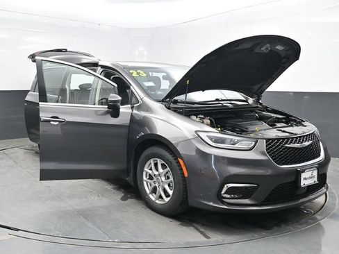 Used 2023 Chrysler Pacifica Touring-L FWD image 43