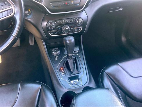 Certified 2021 Jeep Cherokee Latitude Plus AWD/4WD image 17