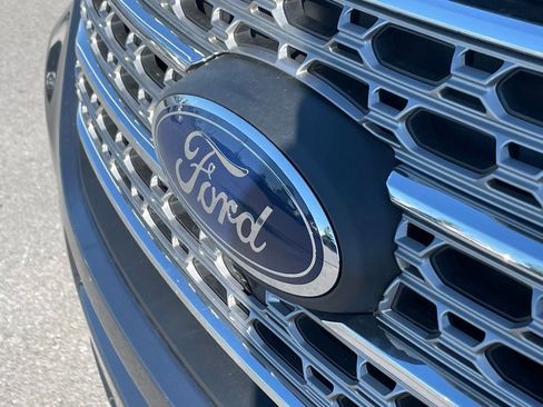 Used 2021 Ford Explorer Limited w/ Equipment Group 301A RWD image 4